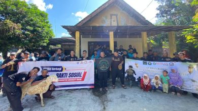 Anggota BikersMu Blitar berfoto bersama dengan spanduk kegiatan Qurban Bareng BikersMu dan bakti sosial pembagian daging qurban siap makan di Kautan Jeding.