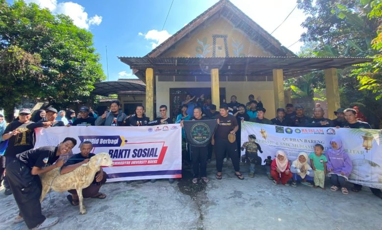 Anggota BikersMu Blitar berfoto bersama dengan spanduk kegiatan Qurban Bareng BikersMu dan bakti sosial pembagian daging qurban siap makan di Kautan Jeding.