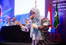Dekan FK UMS Dr. dr. Flora Ramona Sigit Prakoeswa memberikan materi mengenai pentingnya perawatan kulit untuk kualitas hidup pasien kusta di simposium nasional LEPRIMA 2026.