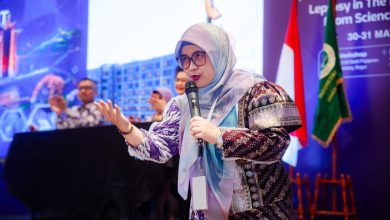 Dekan FK UMS Dr. dr. Flora Ramona Sigit Prakoeswa memberikan materi mengenai pentingnya perawatan kulit untuk kualitas hidup pasien kusta di simposium nasional LEPRIMA 2026.
