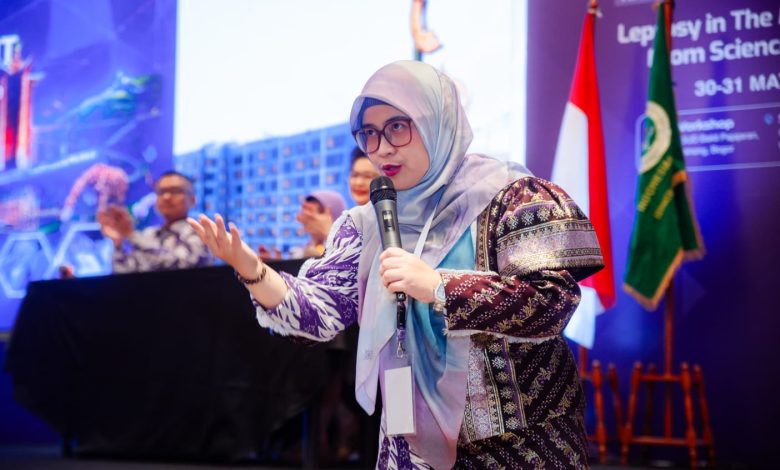 Dekan FK UMS Dr. dr. Flora Ramona Sigit Prakoeswa memberikan materi mengenai pentingnya perawatan kulit untuk kualitas hidup pasien kusta di simposium nasional LEPRIMA 2026.