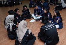 Mahasiswa BEM FEB UMS dan SEMA Trisakti School of Management berdiskusi aktif dalam sesi Focus Group Discussion untuk inovasi program kerja organisasi.