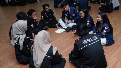 Mahasiswa BEM FEB UMS dan SEMA Trisakti School of Management berdiskusi aktif dalam sesi Focus Group Discussion untuk inovasi program kerja organisasi.