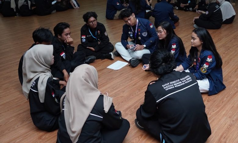 Mahasiswa BEM FEB UMS dan SEMA Trisakti School of Management berdiskusi aktif dalam sesi Focus Group Discussion untuk inovasi program kerja organisasi.