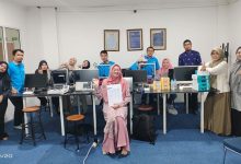 Dosen dan mahasiswa FKIP UHAMKA mengikuti pelatihan operator 3D printer untuk meningkatkan kompetensi teknologi pendidikan.