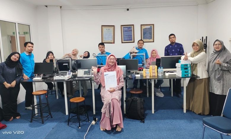 Dosen dan mahasiswa FKIP UHAMKA mengikuti pelatihan operator 3D printer untuk meningkatkan kompetensi teknologi pendidikan.