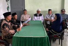 Sebuah pertemuan formal di KUA Nguter menampilkan seorang mualaf wanita berjilbab dan enam pria di sekeliling meja hijau, dengan plakat dinding bertuliskan 'KUA NGUTER - IKrar syahadat' dan sebuah Quran di atas meja.