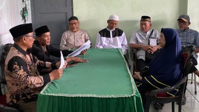 Sebuah pertemuan formal di KUA Nguter menampilkan seorang mualaf wanita berjilbab dan enam pria di sekeliling meja hijau, dengan plakat dinding bertuliskan 'KUA NGUTER - IKrar syahadat' dan sebuah Quran di atas meja.