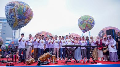 Kemeriahan jajaran pimpinan dan panitia di atas panggung utama Festival Balon Udara Universitas Muhammadiyah Purwokerto berlatar belakang balon raksasa yang mulai mengudara.