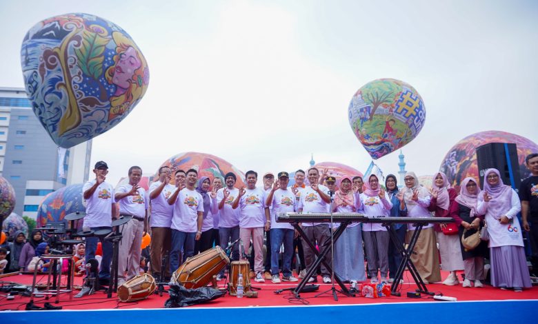 Kemeriahan jajaran pimpinan dan panitia di atas panggung utama Festival Balon Udara Universitas Muhammadiyah Purwokerto berlatar belakang balon raksasa yang mulai mengudara.