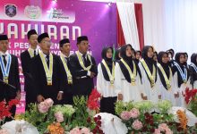Siswa SMP Mutual Kota Magelang menunjukkan medali dan sertifikat prestasi di depan spanduk Hari Kartini untuk jalur prestasi sekolah.