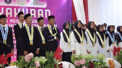Santri Pondok Pesantren Darul Arqom Muhammadiyah Bayan Purworejo mengenakan pakaian formal saat prosesi tasyakuran kelulusan.