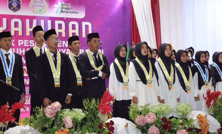Santri Pondok Pesantren Darul Arqom Muhammadiyah Bayan Purworejo mengenakan pakaian formal saat prosesi tasyakuran kelulusan.