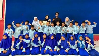 Foto bersama siswa SD BUMIMU Adiwerna Tegal yang ceria bersama empat mahasiswa internasional UMP asal Sudan, Palestina, Mali, dan Maroko dalam program pertukaran budaya global 'Meet and Greet with English Speakers'.