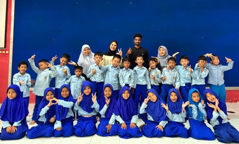 Foto bersama siswa SD BUMIMU Adiwerna Tegal yang ceria bersama empat mahasiswa internasional UMP asal Sudan, Palestina, Mali, dan Maroko dalam program pertukaran budaya global 'Meet and Greet with English Speakers'.
