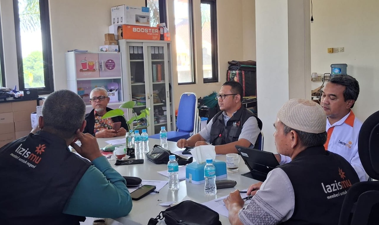 Suasana Rapat Koordinasi All Team Lazismu Kabupaten Pekalongan yang membahas evaluasi program Qurban 1447 H di kantor layanan.