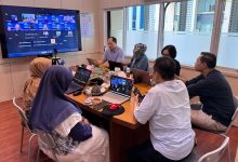Tim GembiraMu sedang melakukan rapat koordinasi virtual untuk pengembangan pendidikan inklusi anak berkebutuhan khusus.