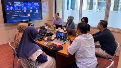 Tim GembiraMu sedang melakukan rapat koordinasi virtual untuk pengembangan pendidikan inklusi anak berkebutuhan khusus.