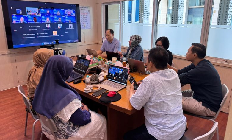 Tim GembiraMu sedang melakukan rapat koordinasi virtual untuk pengembangan pendidikan inklusi anak berkebutuhan khusus.