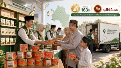 Petugas Lazismu menyerahkan produk Qurban Rendangmu kepada warga di Kabupaten Pekalongan sebagai bagian dari program qurban inovatif yang mencapai target 163%.