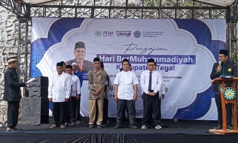 Pimpinan Muhammadiyah saat prosesi pengukuhan empat ranting baru di wilayah Bumijawa Kabupaten Tegal.
