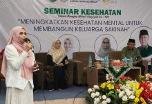 Seorang pembicara sedang memaparkan materi kesehatan mental untuk membangun keluarga sakinah pada seminar Milad 'Aisyiyah ke-109 di Pekalongan.
