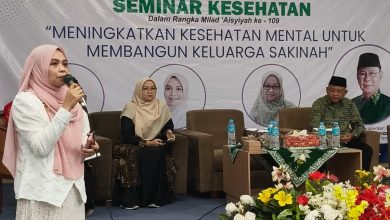 Seorang pembicara sedang memaparkan materi kesehatan mental untuk membangun keluarga sakinah pada seminar Milad 'Aisyiyah ke-109 di Pekalongan.