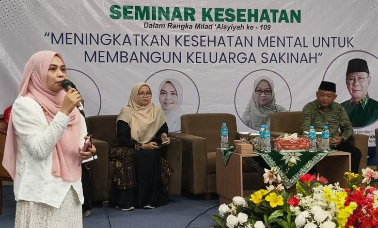 Seorang pembicara sedang memaparkan materi kesehatan mental untuk membangun keluarga sakinah pada seminar Milad 'Aisyiyah ke-109 di Pekalongan.
