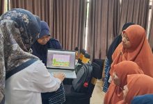 Tim PkM UMS menunjukkan cara penggunaan digital storybook untuk mencegah perundungan anak usia dini kepada guru PAUD