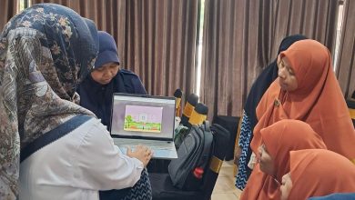 Tim PkM UMS menunjukkan cara penggunaan digital storybook untuk mencegah perundungan anak usia dini kepada guru PAUD