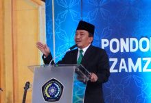 Rektor UMJ Prof. Dr. Ma'mun Murod memberikan Khutbah Takharruj di podium MBS Zam-Zam Cilongok.