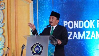 Rektor UMJ Prof. Dr. Ma'mun Murod memberikan Khutbah Takharruj di podium MBS Zam-Zam Cilongok.