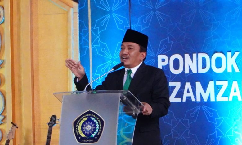 Rektor UMJ Prof. Dr. Ma'mun Murod memberikan Khutbah Takharruj di podium MBS Zam-Zam Cilongok.