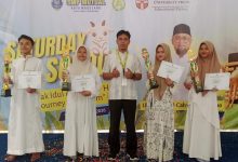 Empat siswa boarding school SMP Mutual Magelang berprestasi foto bersama guru sambil memegang piala dan sertifikat juara MTQ.