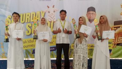 Empat siswa boarding school SMP Mutual Magelang berprestasi foto bersama guru sambil memegang piala dan sertifikat juara MTQ.