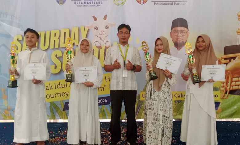 Empat siswa boarding school SMP Mutual Magelang berprestasi foto bersama guru sambil memegang piala dan sertifikat juara MTQ.