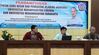 Suasana diskusi formal mengenai percepatan Guru Besar antara perwakilan UMS dan UMC di ruang pertemuan UMC