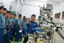 Instruktur menjelaskan cara penggunaan mesin frais kepada siswa SMK Negeri 1 Sidayu saat kunjungan edukatif di laboratorium Teknik Mesin UMS.