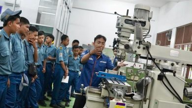 Instruktur menjelaskan cara penggunaan mesin frais kepada siswa SMK Negeri 1 Sidayu saat kunjungan edukatif di laboratorium Teknik Mesin UMS.