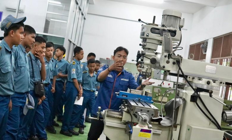 Instruktur menjelaskan cara penggunaan mesin frais kepada siswa SMK Negeri 1 Sidayu saat kunjungan edukatif di laboratorium Teknik Mesin UMS.