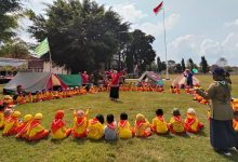 Siswa dan guru KB ‘Aisyiyah Kutoarjo mengikuti kegiatan kepanduan Hizbul Wathan di Alun-Alun Kutoarjo untuk pendidikan karakter anak usia dini.