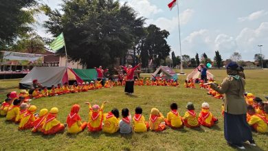 Siswa dan guru KB ‘Aisyiyah Kutoarjo mengikuti kegiatan kepanduan Hizbul Wathan di Alun-Alun Kutoarjo untuk pendidikan karakter anak usia dini.