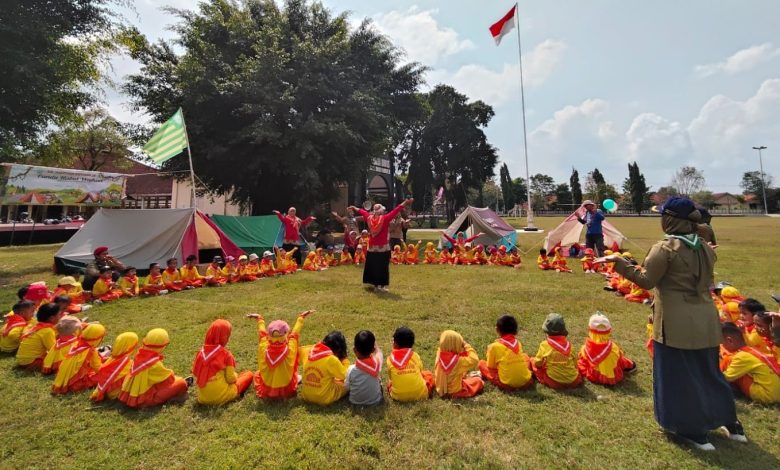Siswa dan guru KB ‘Aisyiyah Kutoarjo mengikuti kegiatan kepanduan Hizbul Wathan di Alun-Alun Kutoarjo untuk pendidikan karakter anak usia dini.