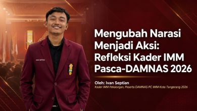 Potret Ivan Septian, Kader IMM Pekalongan berseragam jas merah Ikatan Mahasiswa Muhammadiyah, dengan grafis teks judul opini Mengubah Narasi Menjadi Aksi Refleksi Pasca DAMNAS IMM 2026.