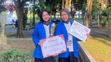 Dua mahasiswa Farmasi UMP memegang piala dan sertifikat Juara 2 Poster Infografis di Pharmacito 2026.