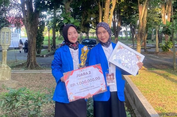 Dua mahasiswa Farmasi UMP memegang piala dan sertifikat Juara 2 Poster Infografis di Pharmacito 2026.