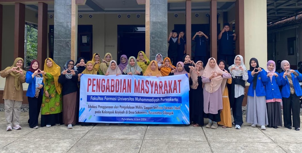 Dosen dan mahasiswa Fakultas Farmasi UMP berfoto bersama kader Aisyiyah setelah kegiatan edukasi penggunaan obat steril di Desa Sokawera.