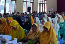 Suasana Pengajian Pimpinan Daerah Muhammadiyah (PDM) Temanggung di Kledung, Ahad (7/6/2026), yang dihadiri oleh ratusan peserta, termasuk perwakilan Ortom dan UPP. Gambar ini menunjukkan barisan peserta pria berpeci di sisi kiri dan wanita berkerudung kuning/hijau di sisi kanan yang duduk di kursi plastik berwarna cyan di dalam aula besar.