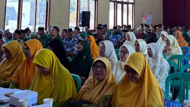 Suasana Pengajian Pimpinan Daerah Muhammadiyah (PDM) Temanggung di Kledung, Ahad (7/6/2026), yang dihadiri oleh ratusan peserta, termasuk perwakilan Ortom dan UPP. Gambar ini menunjukkan barisan peserta pria berpeci di sisi kiri dan wanita berkerudung kuning/hijau di sisi kanan yang duduk di kursi plastik berwarna cyan di dalam aula besar.