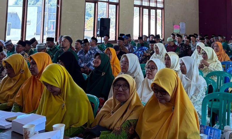 Suasana Pengajian Pimpinan Daerah Muhammadiyah (PDM) Temanggung di Kledung, Ahad (7/6/2026), yang dihadiri oleh ratusan peserta, termasuk perwakilan Ortom dan UPP. Gambar ini menunjukkan barisan peserta pria berpeci di sisi kiri dan wanita berkerudung kuning/hijau di sisi kanan yang duduk di kursi plastik berwarna cyan di dalam aula besar.